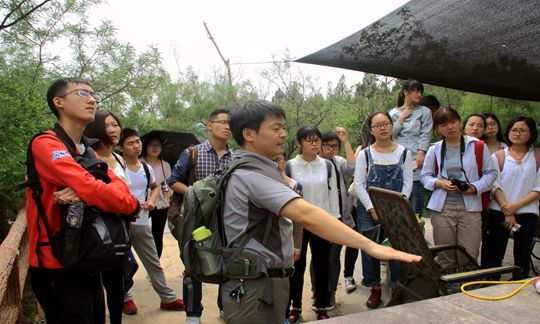 彭剑锋在黄河郑州邙山段对学生进行《黄河自然地理》课程现场教学_副本.jpg